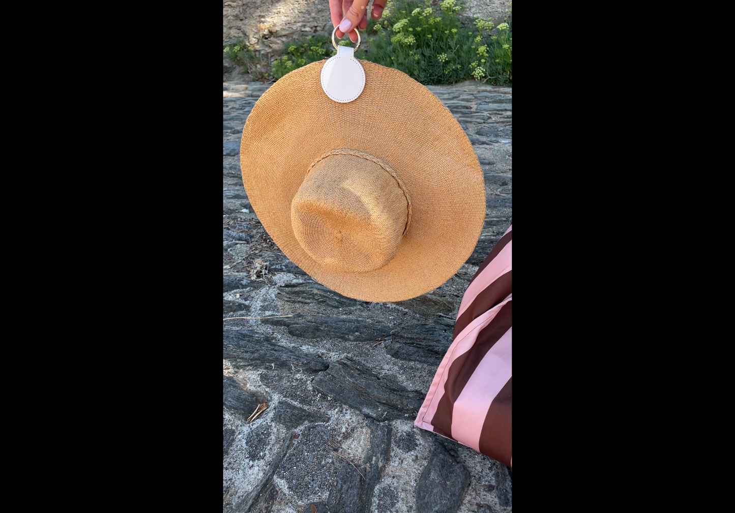 Porte-chapeau aimanté GOOD MOOD – L'accessoire malin pour garder les mains libres 👒✨