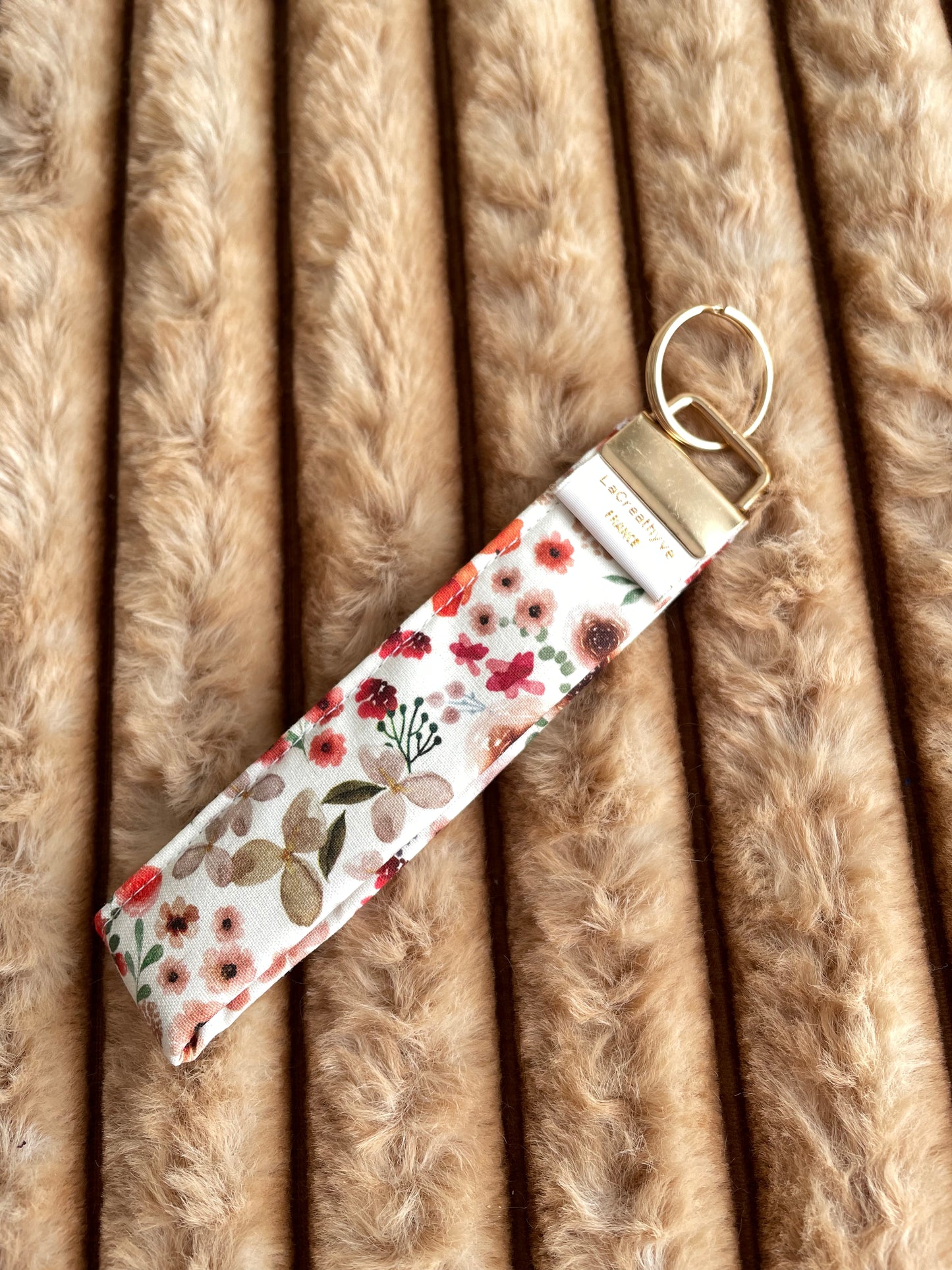 🐾🌸 Fauve Bohème — Accessoires en fausse fourrure & intérieur fleuri