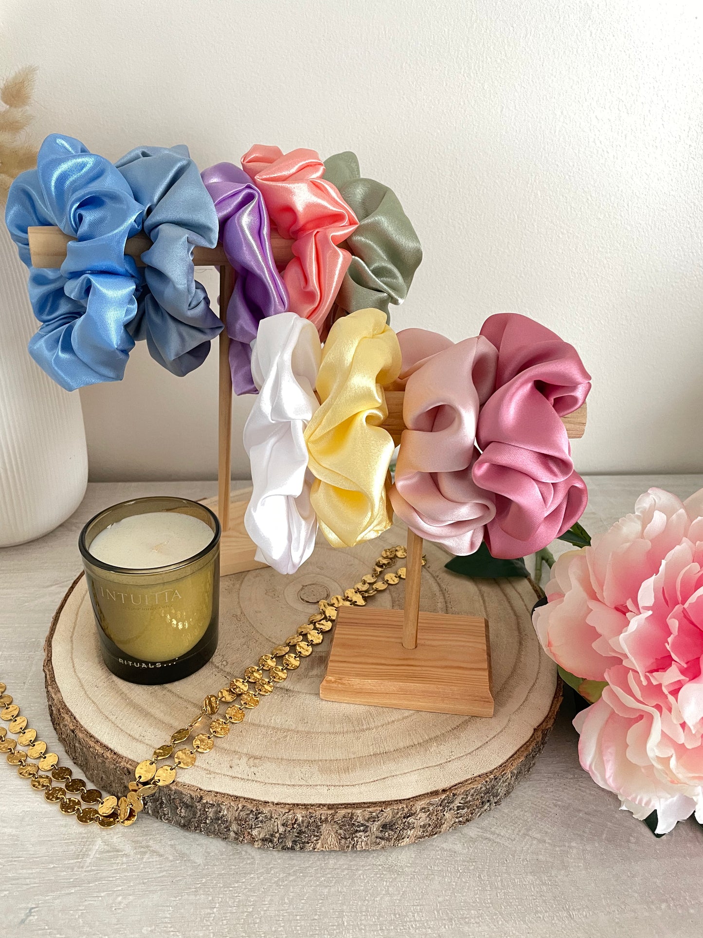 Chouchou en satin – Collection Violet B. inspirée de Les Chroniques de Bridgerton