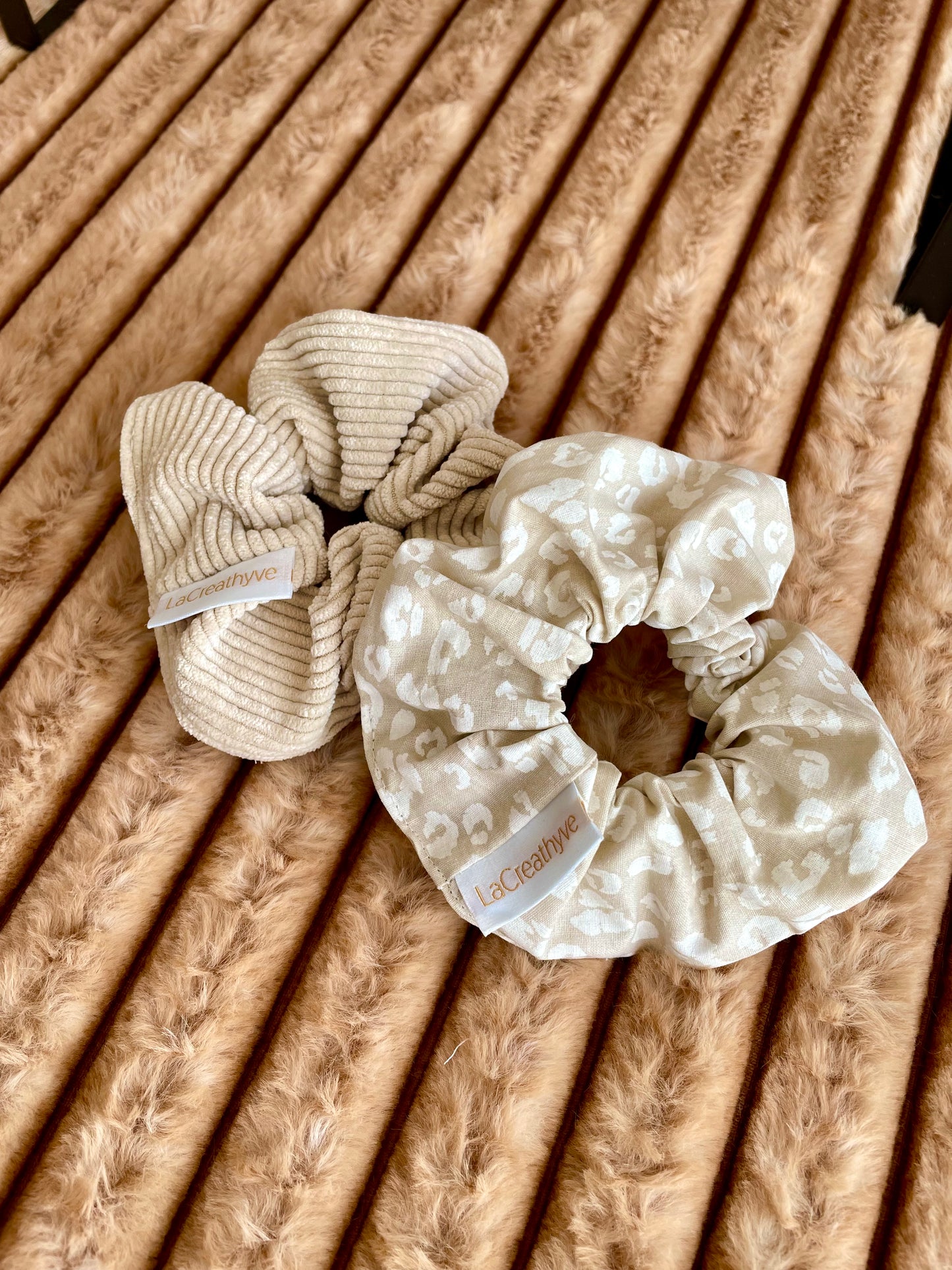 ☁️ Cloud Dancer – Accessoires en velours blanc cassé et léopard aits main