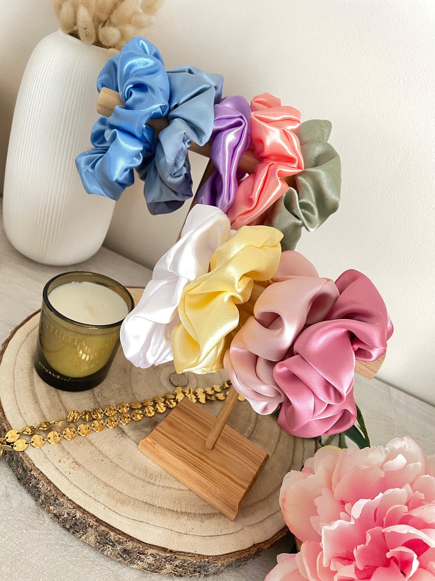 Chouchou en satin – Collection Violet B. inspirée de Les Chroniques de Bridgerton